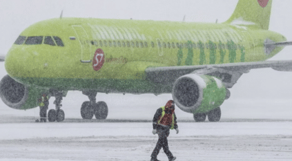 الثلوج تلغي وتؤجل 63 رحلة جوية في موسكو