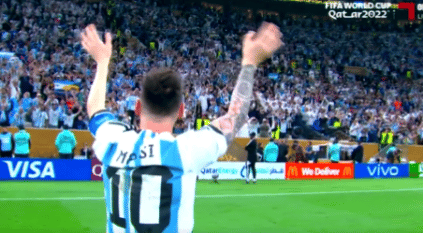 ميسي يُحيي الجماهير الأرجنتينية بعد الفوز بـ كأس العالم