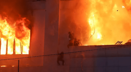 نيران مستعرة تجبر أشخاصًا على القفز من مبنى يحترق