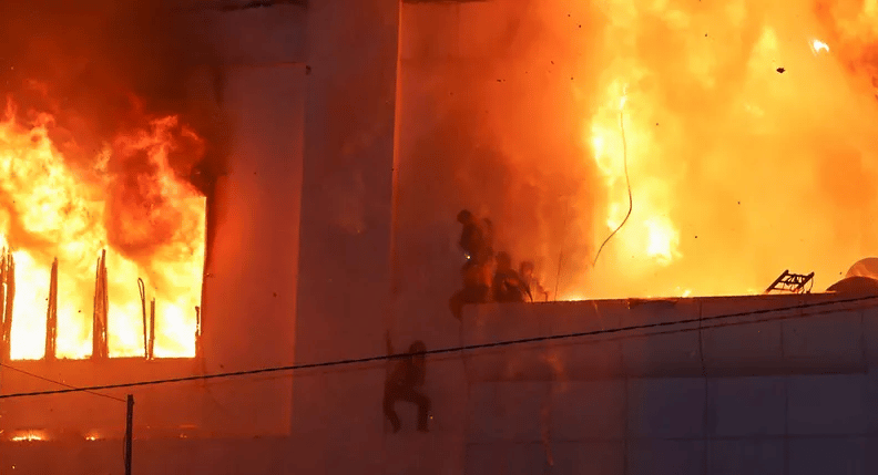 نيران مستعرة تجبر أشخاصًا على القفز من مبنى يحترق