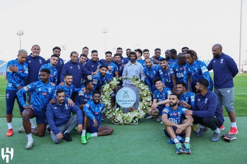 ياسر الشهراني مع لاعبي الهلال