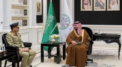 خالد بن سلمان يبحث التعاون العسكري والدفاعي مع رئيس الجيش الباكستاني
