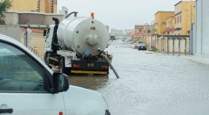 لقطات للأمطار الغزيرة وجريان السيول في حفر الباطن