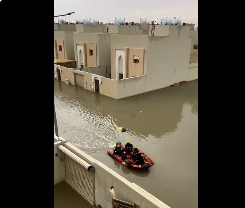 قوارب المدني تتجول في بوابة الشرق بعد غرقه بسبب السيول ولقطات توثق الواقعة