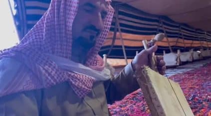 مغني ربابة يخطف قلوب السعوديين