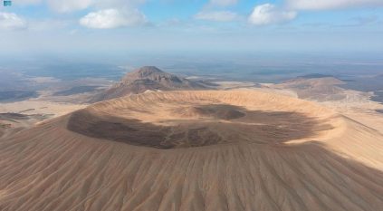 فوهة بركان جبل البيضاء علامة فارقة بالمعالم الجيولوجية في الجزيرة العربية