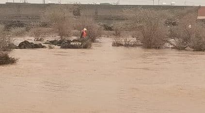 مدني المدينة المنورة يبحث عن مفقود حاول إنقاذ محتجزين في السيل