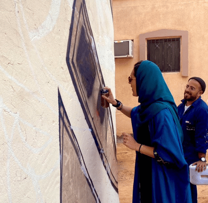 هيفاء بنت محمد تشارك في رسم جدارية بالعلا
