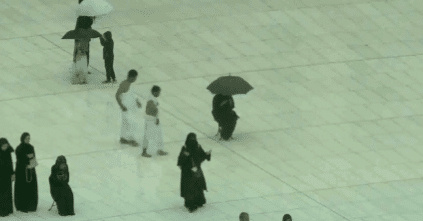 المعتمرون يتضرعون إلى الله تحت زخات المطر في المسجد الحرام