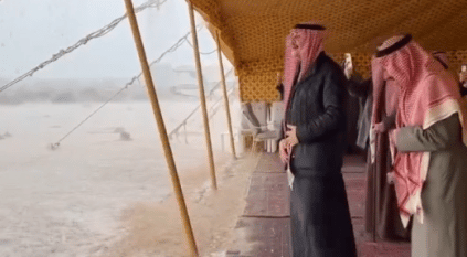 محمد بن فهد يستمتع بأمطار روضة التنهات