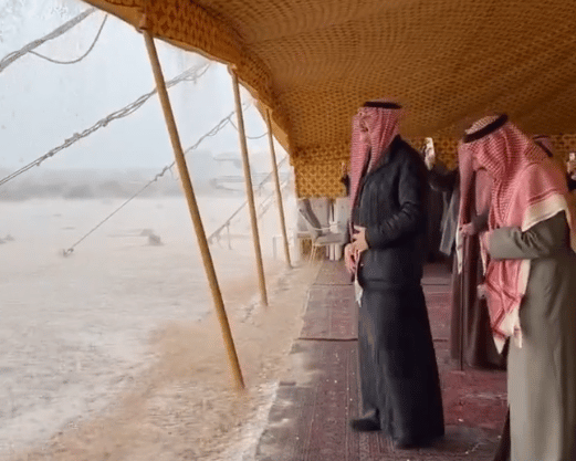 محمد بن فهد يستمتع بأمطار روضة التنهات