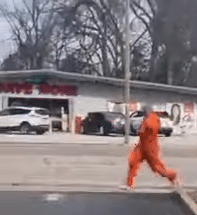 سجين أمريكي يهرب من الشرطة وهو مكبل اليدين