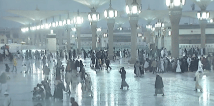 أمطار الخير تغسل المسجد النبوي