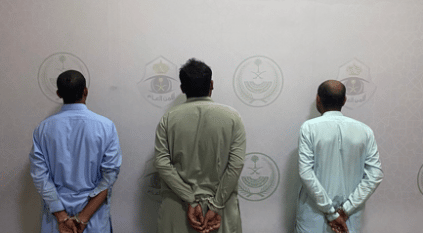 الإطاحة بـ 3 باكستانيين لسرقتهم قطعًا إلكترونية من المركبات بجدة