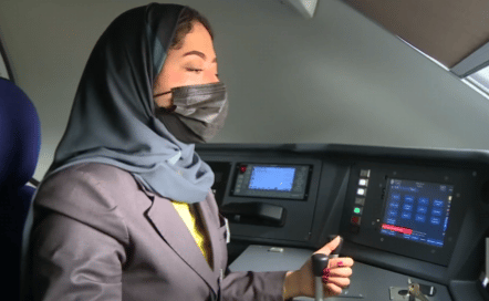 قصة انتقال فتاة سعودية من بيع التذاكر إلى قيادة قطار الحرمين
