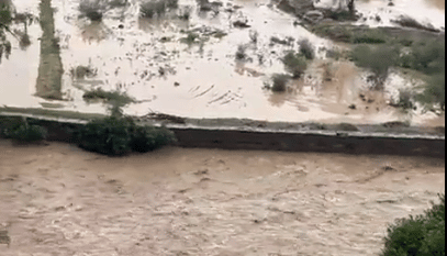 مشاهد لهطول الأمطار وجريان السيول بعدة مناطق