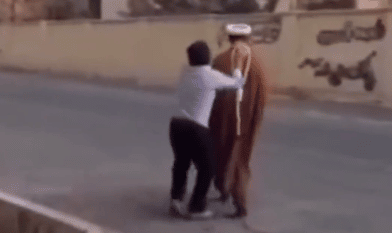 إيراني يسقط عمامة رجل دين ويضع المشنقة في رقبته