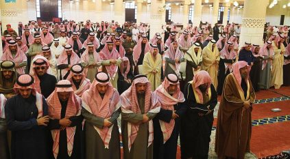 أمير الرياض يؤدي صلاة الميت على والدة الأمير فيصل بن مشاري