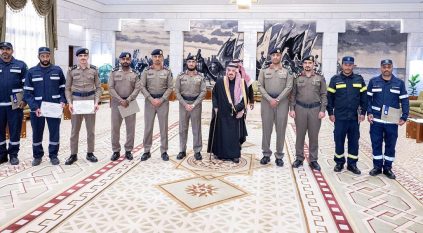 أمير الرياض يكرم منسوبي الدفاع المدني بعد إنقاذهم مفقودي الظروف الجوية