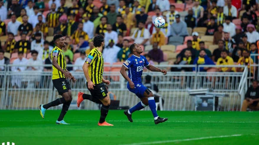 إيغالو يمنح الهلال التفوق على الاتحاد بالشوط الأول