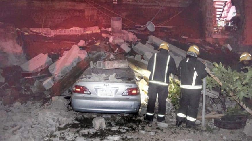 إصابة شخص في انهيار جدار مبنى بجدة