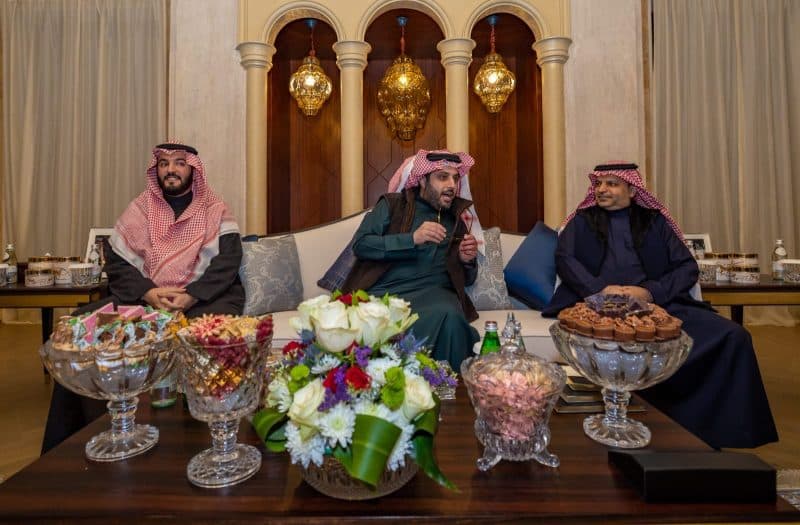 تركي آل الشيخ يستقبل نجوم فريق موسم الرياض