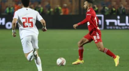 الأهلي يقهر الزمالك بثلاثية وينفرد بـ صدارة الدوري المصري