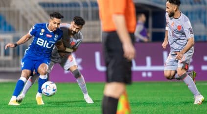 تباين بآراء النقاد حول أزمة تأجيل مباراة الهلال والفيحاء