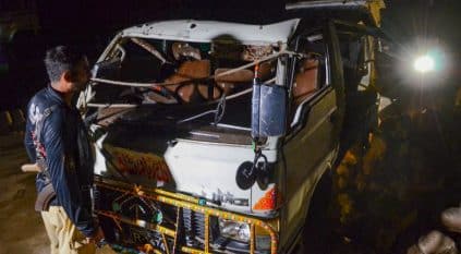 40 قتيلاً بسقوط حافلة في باكستان