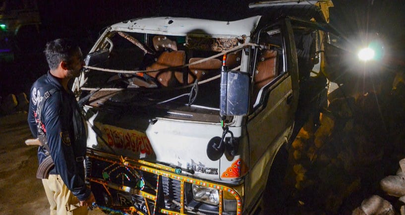 40 قتيلاً بسقوط حافلة في باكستان