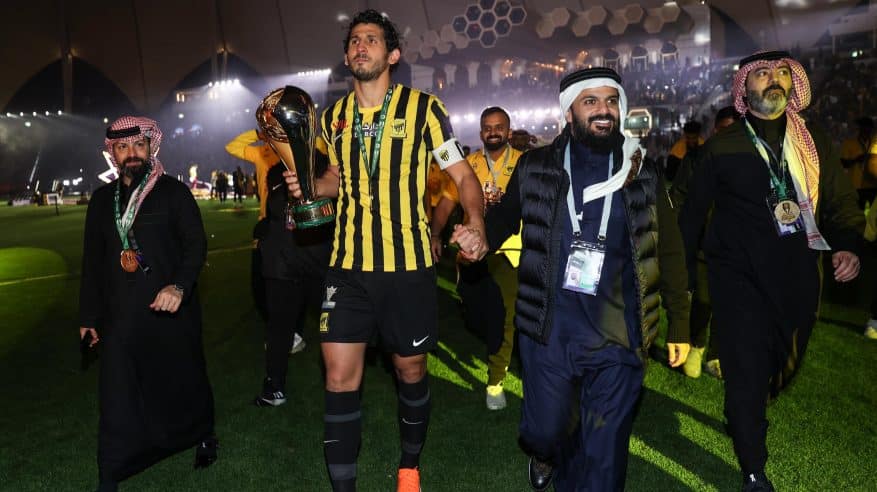 بسبب الـ 45 يومًا .. أسطورة الهلال يشن هجومًا على إدارة الاتحاد