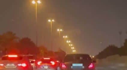 لقطات للحظة ضبط قائدي مركبات في الرياض استخدموا لوحات مخالفة