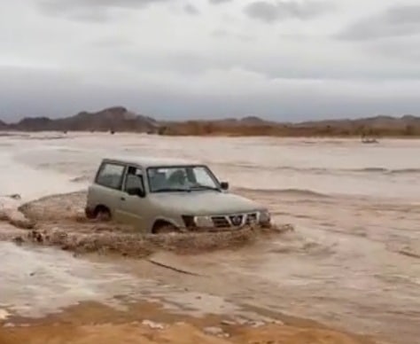 عبور مجاري السيول فعل متهور نهايته الخسارة والغرامة