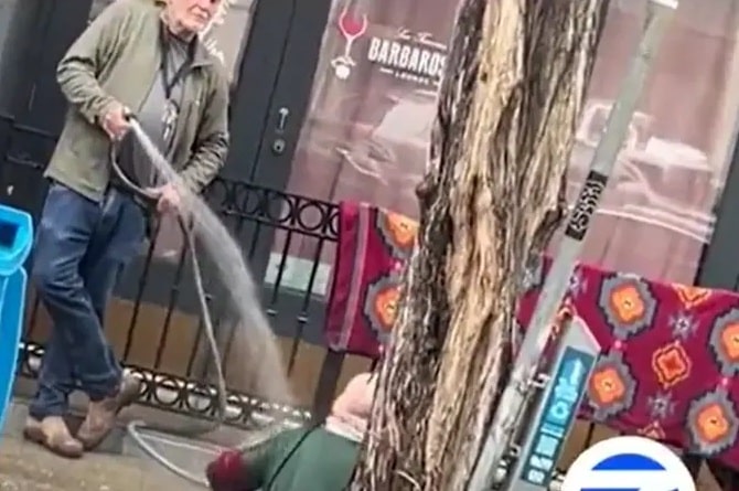 أمريكي يرش الماء على امرأة بلا مأوى في عز البرد