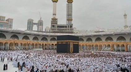 نصف مليون مصل يؤدون صلاة الجمعة بالمسجد الحرام