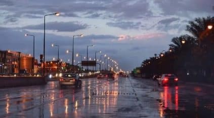 لقطات من أمطار الرياض وتوقعات باستمرارها للغد