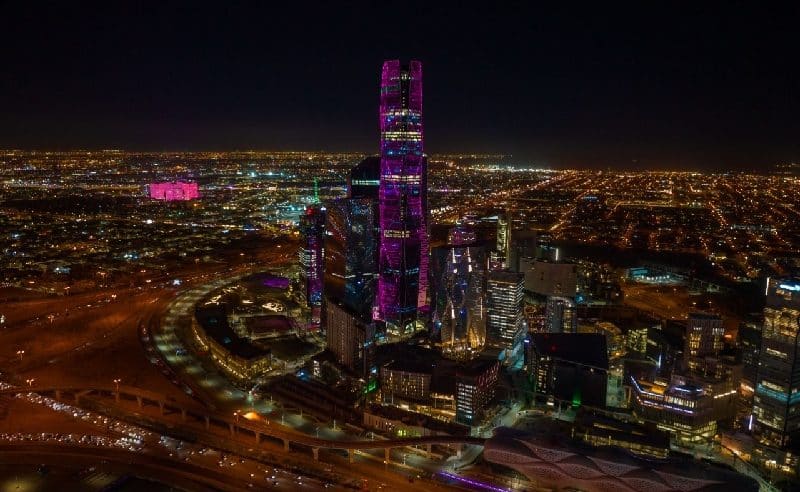 أبراج ومبانٍ تتزين باللون الوردي احتفاءً بحفل الـ بلاك بينك بالرياض