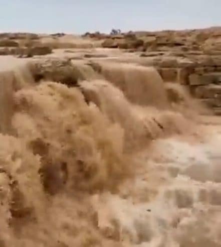 تدفق الشلالات بأحد شعاب وادي وثيلان في الدلم