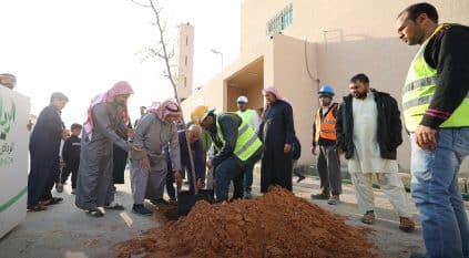 أهالي حي العزيزية يشاركون في تشجير المساجد