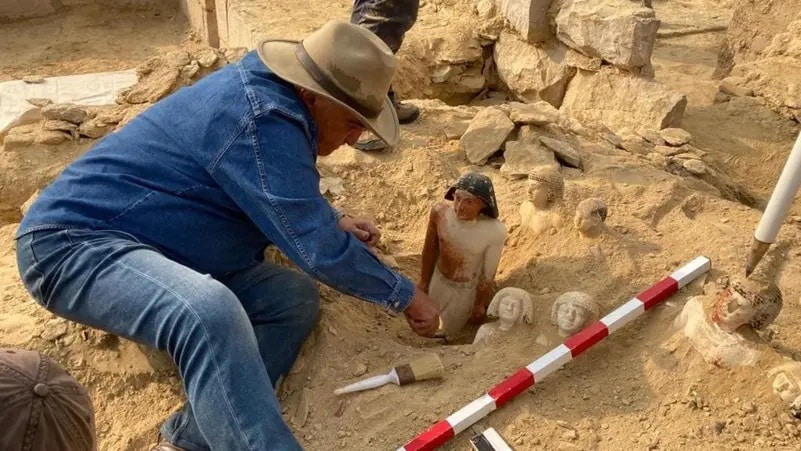زاهي حواس يكشف تفاصيل الكنز الأثري بمنطقة سقارة