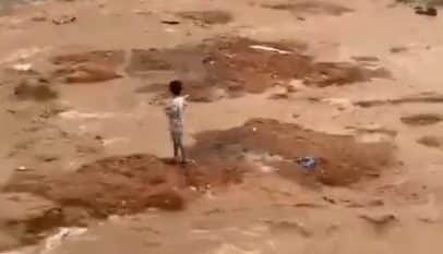 مشهد يحبس الأنفاس.. لحظة إنقاذ طفل من سيول عارمة بالمدينة