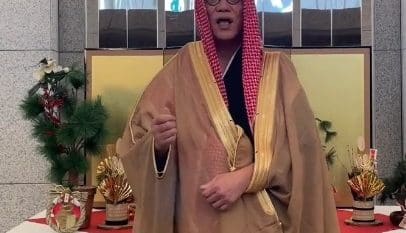 سفير اليابان يرتدي الزي السعودي ويهنئ قيادة وشعب المملكة بالعام الجديد