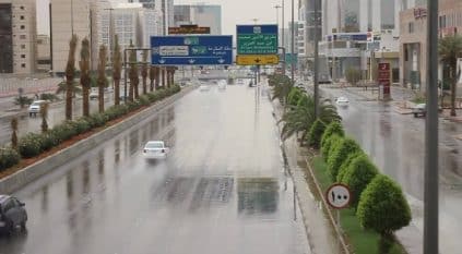 لقطات من أمطار الرياض وسط توقعات باستمرارها للغد