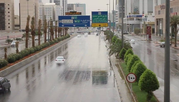 لقطات من أمطار الرياض وسط توقعات باستمرارها للغد