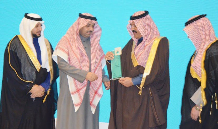 أمير حائل يكرم جمعية خيرات لحفظ الطعام