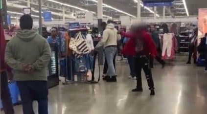 رجل يهدد بطعن المتسوقين داخل متجر في أمريكا بالسكين