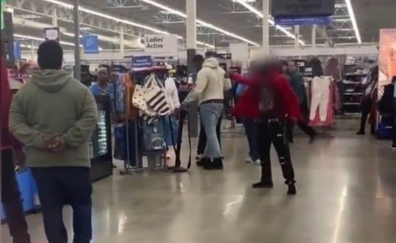 رجل يهدد بطعن المتسوقين داخل متجر في أمريكا بالسكين