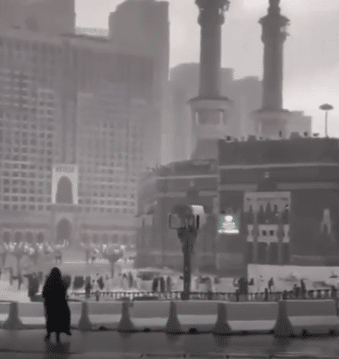 الأمطار الغزيرة تغسل المسجد الحرام