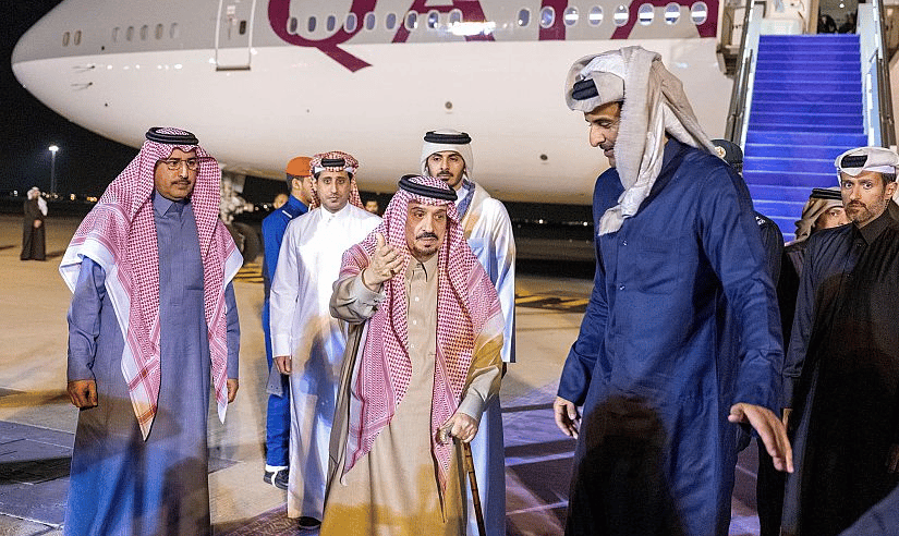 أمير قطر يصل الرياض وفيصل بن بندر في مقدمة مستقبليه