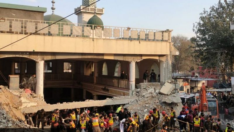 ارتفاع عدد قتلى انفجار مسجد بيشاور في باكستان إلى 100 شخص
